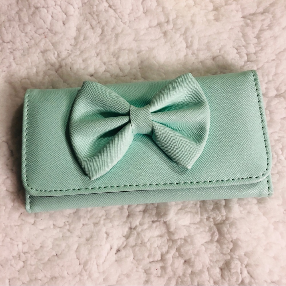 🎄🎁 Rue21 Bow Wallet🎁🎄 - Picture 1 of 4